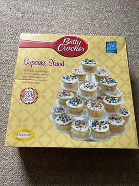 Betty Crocker Cupcake 🧁 Stand with Clear Display